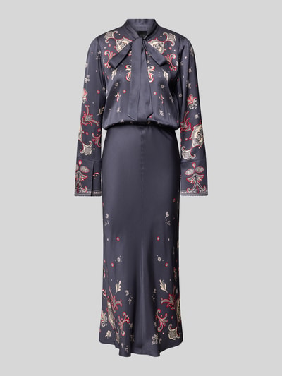 Produktfoto, Długa sukienka z wiązanym detalem Maxikleid mit Schleifen-Detail von Marc Cain, wiskoza, taliowany krój, listwa guzikowa, rozkloszowany dół, długość tyłu 143 cm, szerokość w biuście 50 cm, długość rękawa 64 cm.