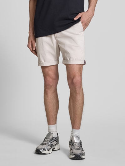 Męski model nosi Regular Fit Shorts mit Münztasche od Superdry, jasny beż, bawełniany miks, szerokość w rozmiarze 32: 44 cm, długość wewnętrzna 20 cm, widok całej sylwetki z przodu.