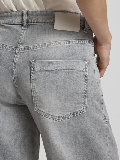 Vrouwenmodel draagt Barrel Fit jeans uit katoenmix model 'OCEAN' van Cambio, denimlook, labelpatch, detailopname achterkant.