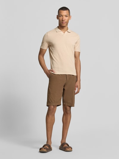 Männermodel trägt Modern Fit Poloshirt mit Polokragen und Label-Detail von MARKUP aus Reiner Baumwolle in Beige, Ganzkörperansicht von vorne.