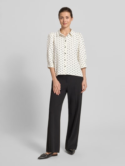 Frauenmodel trägt Regular Fit Bluse mit 3/4-Arm Modell 'Bono' von LOLLYS LAUNDRY im Allover-Look, Ganzkörperansicht von vorne.
