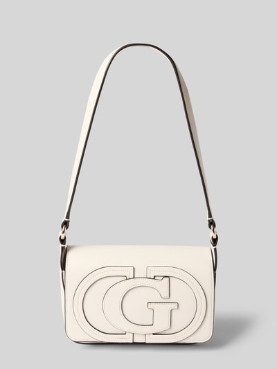 Produktfoto, Shoulder Bag mit Logo-Detail Modell 'Ruby' von GUESS in Leder-Optik, cremefarben, Magnetverschluss, klare Linien, glatte Textur.
