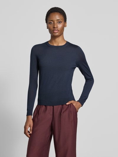 Frauenmodel trägt Regular Fit Pullover aus reiner Schurwolle Modell 'Ferpina' von BOSS, dunkelblau, glatte Struktur, Ganzkörperansicht von vorne, Damen Pullover von BOSS.