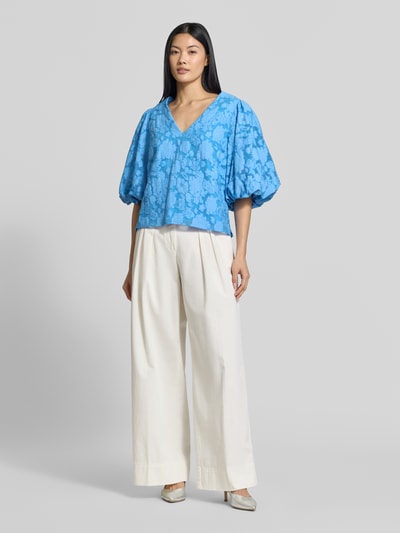 Vrouwenmodel draagt Regular Fit blouse uit viscosemix Model 'Limana' van Ted Baker, gebloemd ontwerp, 1/2-mouwen, v-hals, geheel vooraanzicht.
