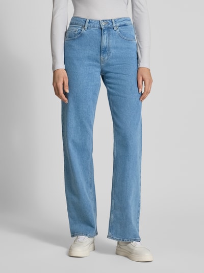 Vrouwenmodel draagt Wide Leg Jeans uit katoenmix model 'WIDE BEA-KORI' van Selected Femme, denim look, high waist, 5-pocket, label patch, knoop en blinde ritssluiting, riemlussen, vooraanzicht full body.