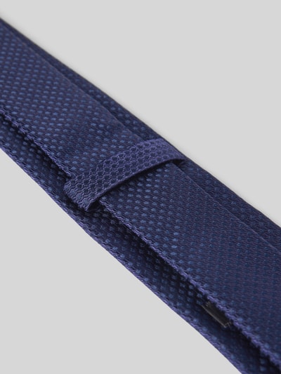 Produktfoto, Seidenkrawatte aus reiner Seide (6,5 cm) von OLYMP in Dunkelblau mit Allover-Stitching und spitzer Form, Nahaufnahme.