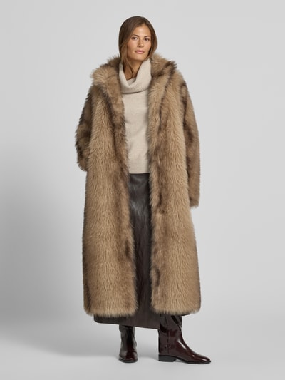 Frauenmodel trägt Rollkragenpullover mit Raglanärmeln von COMMA, beige, lockerer Schnitt, gerippte Abschlüsse, elastischer Material-Mix, Langarm, Kombi mit braunem Kunstfellmantel und Lederrock, Ganzkörperansicht von vorne.