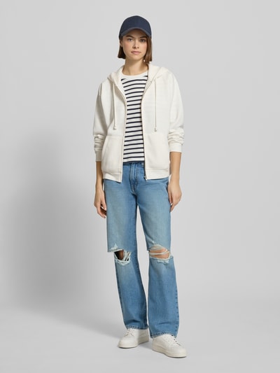 Frauenmodel trägt Jeans mit 5-Pocket-Design von Levi's®, reine Baumwolle, lockerer Schnitt, Used-Look, Ganzkörperansicht von vorne.