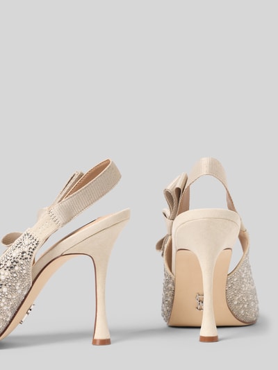 Produktfoto, jasne czółenka z paskiem z tyłu Steve Madden model 'Brylie', obszycie z kamieni stras, wiązany detal, obcas szpilka, fakturowana podeszwa, wysokość obcasa 11 cm w rozmiarze 40