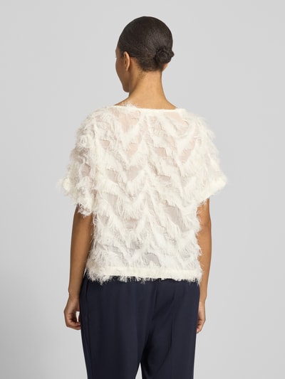 Männermodel trägt Relaxed Fit Bluse mit Fransen Modell 'MYLINE' von Selected Femme, efekt: jednolity kolor, krój relaxed fit, frędzle, półprzezroczysty efekt, dekolt w łódkę, rękaw: krótki rękaw, Ganzkörperansicht Rückansicht