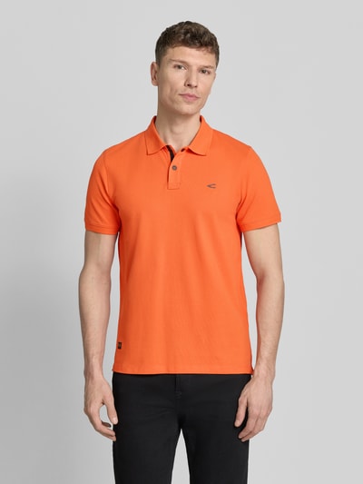 Męski model nosi Regular Fit Poloshirt in unifarbenem Design von camel active, mieszanka bawełny i elastanu, krój regular fit, jednokolorowy, listwa guzikowa, logo, długość tyłu w rozmiarze M: 70 cm, całkowity przód.