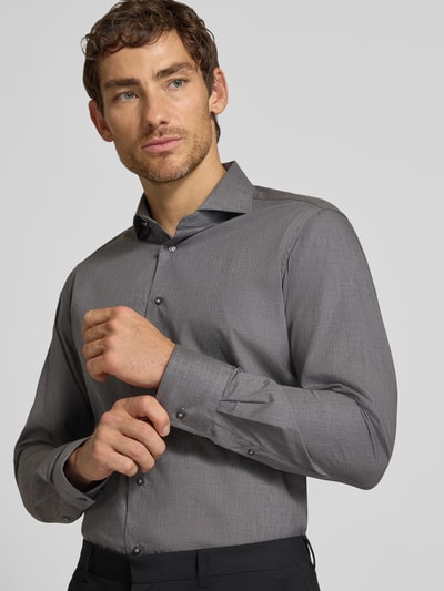 Männermodel trägt Regular Fit Business-Hemd mit Haifischkragen von Christian Berg Men in Grau, reine Baumwolle, Nahaufnahme Oberkörper.