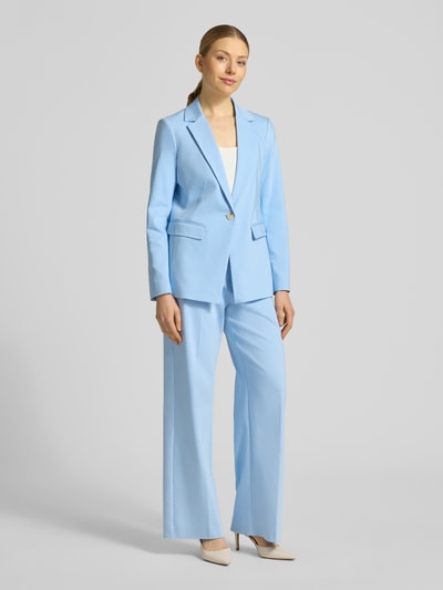 Kobiece model prezentuje Blazer mit Reverskragen und Pattentaschen od comma, mieszanka bawełny z dodatkiem streczu, prosty krój, kołnierz z połami, zapięcie na guzik, kieszenie z patką, długość tyłu w rozmiarze 36: 69 cm, szerokość w rozmiarze 36: 46 cm, długość rękawów w rozmiarze 36: 61 cm, jasnoniebieski kolor, gładka faktura, pełen widok z przodu