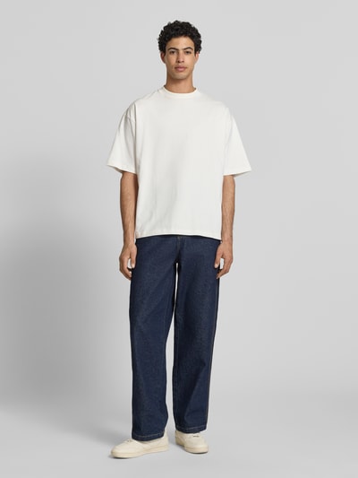 Mężczyznęmodel nosi Oversized T-Shirt mit Rundhalsausschnitt von PROHIBITED, bawełna, szerokie rękawy, biała, Ganzkörperansicht von vorne.