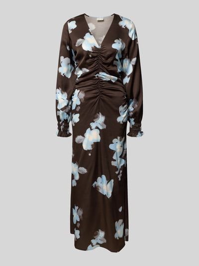 Produktfoto, Maxikleid aus Viskose mit V-Ausschnitt Modell 'Tadema' von mbyM, braun mit blauen floralen Mustern, gerader Schnitt, glatte Textur