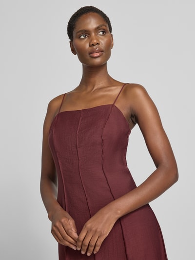 Frauenmodel trägt Tailliertes Freizeitkleid aus Lyocell-Mix mit Woll-Anteil Modell 'D076-WaistSlipDr' von Jake*s, bordeaux, strukturierte Oberfläche, Damen Freizeitkleid von Jake*s Collection, Nahaufnahme Oberkörper.