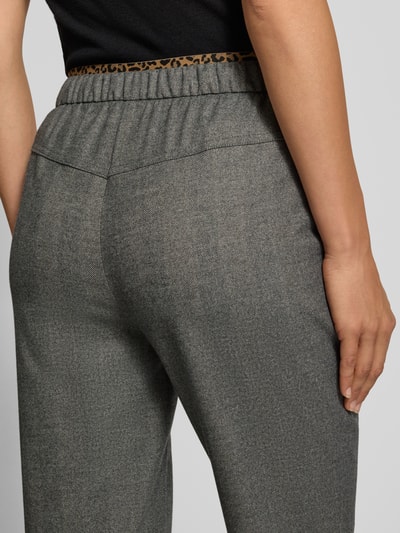 Frauenmodel trägt Gerade Hose mit Viskose-Anteil Modell 'RHODOS' von Marc Cain, meliert grau, elastischer Bund, Detailaufnahme, Material-Mix.