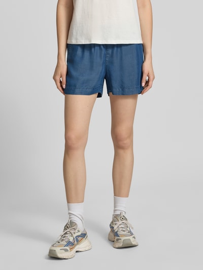 Frauenmodel trägt Regular Fit Jeansshorts aus Lyocell Modell 'PEMA LIFE' von Only in Denim-Optik mit seitlichen Eingrifftaschen, elastischem Bundabschluss und Tunnelzug, Ganzkörperansicht von vorne.