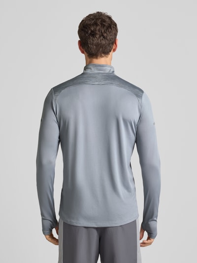 Männermodel trägt Sweatshirt mit Stehkragen von Under Armour in Grau mit Label-Print, Slim Fit, Rückenlänge 73 cm, Ärmellänge 72 cm, Ganzkörperansicht Rückansicht.