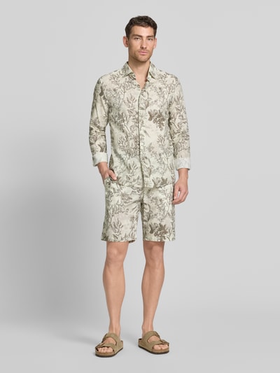 Männermodel trägt Regular Fit Freizeithemd aus Leinen-Baumwoll-Mix mit Kentkragen von MCNEAL im Allover-Look, Ganzkörperansicht von vorne.
