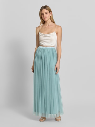 Vrouwenmodel draagt Cocktailrok met elastische band van LACE & BEADS, tule, a-lijn, maxirok, lichtblauw, volledige lichaamsaanzicht voorkant.