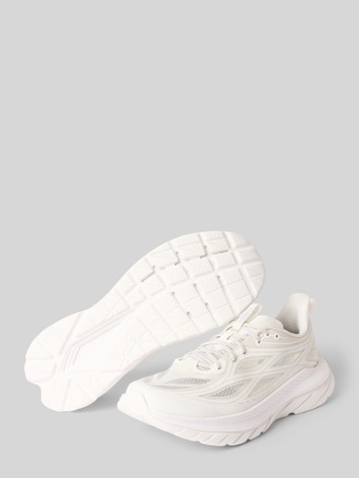 Produktfoto, Sneaker mit Label-Details Modell 'MACH REMASTERED' von HOKA in Weiß mit abgerundeter Form, profilierter Sohle und Schnürung.