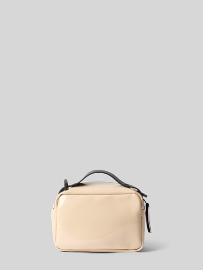 Produktfoto, cremefarbene Handtasche mit Reißverschluss Modell 'BOX BAG MICRO' von RAINS, glatte Oberfläche, Label-Detail, klar definierte Kanten