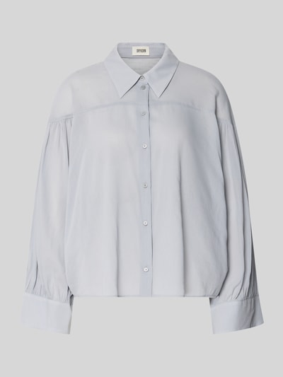 Produktfoto, hellblaue Relaxed Fit Bluse Modell 'SELENI' von Drykorn aus Baumwoll-Viskose-Mix mit Hemdblusenkragen und Knopfleiste.