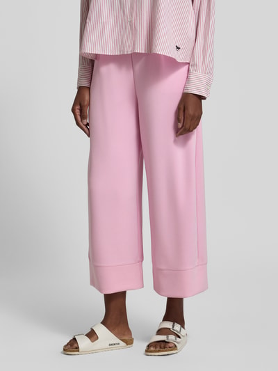 Vrouwenmodel draagt Wide Leg Sweatpants met steekzakken van Rich & Royal in lichtroze, modalmix met stretch, elastische band, binnenbeenlengte maat S 63 cm, detailopname onderlichaam.