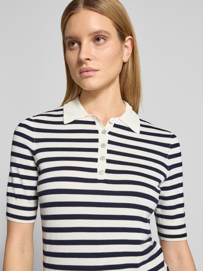 Frauenmodel trägt Poloshirt aus Viskose-Mix von Christian Berg Woman, navy-weiß gestreift, gerader Schnitt, Polokragen, 1/2-Arm, Nahaufnahme Oberkörper.