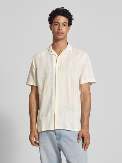 Männermodel trägt Regular Fit Leinenhemd aus Baumwoll-Leinen-Mix Modell 'CAIDEN' von Only & Sons, Optik:Allover-Muster, Vorderansicht