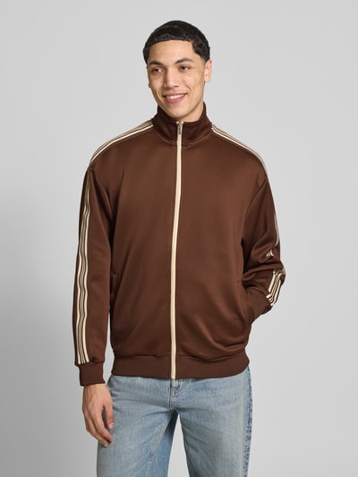 Männermodel trägt Relaxed Fit Sweatjacke mit Kontraststreifen Modell 'RIBER' von Only & Sons, Optik: Unifarben, Materialverarbeitung: Sweat, Ganzkörperansicht von vorne.