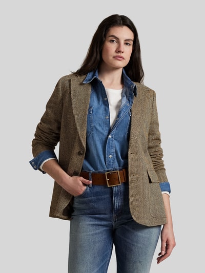 Frauenmodel trägt Taillierter Longblazer aus Leinen-Seide-Mix mit Woll-Anteil Modell 'HERTIAGE' von Polo Ralph Lauren, Optik: Unifarben, Optik:Allover-Muster, Passform: Tailliert, Kragenform: Reverskragen, Muster: Fischgrätenmuster, Verschluss: 2-Knopf-Verschluss, Ärmelform: Kissing-Buttons, Rumpfabschluss: mit Seitenschlitzen, Taschen: Brusttasche, Pattentaschen, Materialverarbeitung: Webware, Textur: fein strukturiert, warme Brauntöne, Ganzkörperansicht von vorne.