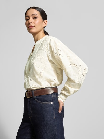 Frauenmodel trägt Relaxed Fit Tunikabluse mit Lochstickerei von Milano Italy, Baumwoll-Mix, V-Ausschnitt, cremefarben, Nahaufnahme Oberkörper.