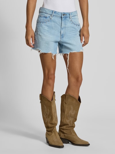 Frauenmodel trägt Regular Fit Jeansshorts aus reiner Baumwolle von REVIEW im Destroyed-Look, hellblaue Waschung, 5-Pocket-Design, Ganzkörperansicht von vorne.