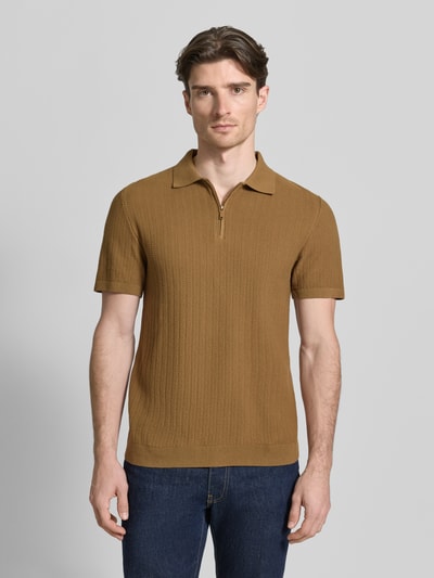 Männermodel trägt Poloshirt mit kurzem Reißverschluss und Polokragen von MCNEAL aus Bio-Baumwolle, Body Fit, gerippte Abschlüsse, Ganzkörperansicht von vorne