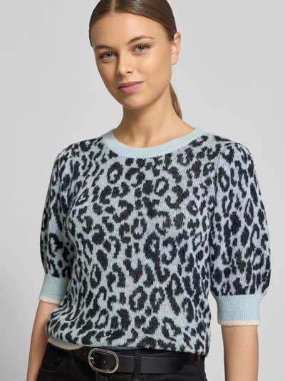 Vrouwenmodel draagt Regular Fit Kurzarm Pullover met Alpaka-Anteil Modell 'Kaston' van JOOP!, animal-stitching, lichtblauw, nahaufnahme bovenlichaam.