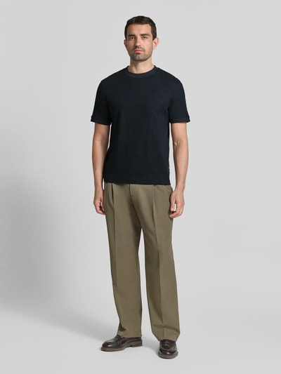 Männermodel trägt Regular Fit T-Shirt mit Strukturmuster Modell 'Tangur' von JOOP! COLLECTION, schwarze Baumwolle, Ganzkörperansicht von vorne.