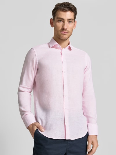 Männermodel trägt Regular Fit Leinenhemd mit Kentkragen von Christian Berg Men, hellrosa, glatte Textur, Nahaufnahme Oberkörper.