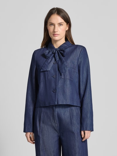 Vrouwenmodel draagt Regular Fit Blazer in Denim-Optik mit Lyocell-Anteil van Christian Berg Woman Selection, donkerblauwe denimlook, getailleerde pasvorm, lange mouw, knopen, sierstrik, hemdkraag, vooraanzicht bovenlichaam.