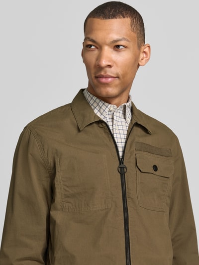 Mannenmodel draagt Regular Fit Hemdjacke aus reiner Baumwolle Modell 'CRAIL WAX' van Barbour in effen kleuren, twill, borstzak, platte kraag, tweewegritssluiting, labeldetail, zakken, puur katoen, look: effen, Nahaufnahme bovenlichaam.