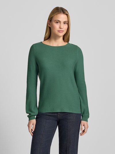 Frauenmodel trägt Pullover aus reiner Baumwolle in Strick-Optik von Christian Berg Woman, grüne Farbe, körpernahe Passform, Rundhalsausschnitt, Ganzkörperansicht von vorne.