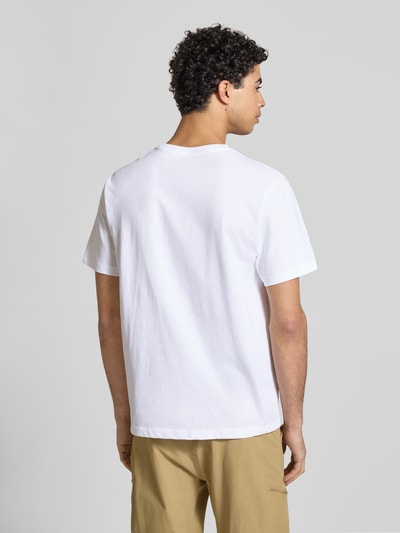 Mężczyzna nosi Regular Fit T-Shirt mit Logo-Stitching von The North Face, bawełna, krój regular fit, okrągły dekolt, długość tyłu w rozmiarze M 70 cm, całkowity widok z tyłu.