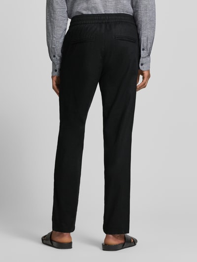Mannenmodel draagt zwarte Straight Fit Leinenhose met elastischem Bund Modell 'Barton' van Matinique, Mix van katoen en linnen, bandplooien, achterzakken, elastische band met tunnelkoord, binnenbeenlengte 78 cm, bandwijdte 34 cm, Ganzkörperansicht Rückansicht.