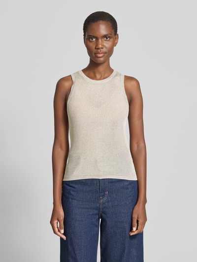 Frauenmodel trägt Stricktop aus Viskose-Mix Modell 'Silvi' von Gestuz in Beige, feine Rippenstruktur, Rundhalsausschnitt, Ganzkörperansicht von vorne.