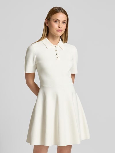 Frauenmodel trägt Polokleid mit kurzer Knopfleiste Modell 'RONDAA' von Ted Baker, cremefarben, tailliert, Viskose-Mix, Nahaufnahme Oberkörper.
