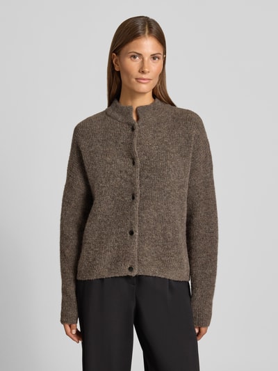Frauenmodel trägt Regular Fit Cardigan aus Woll-Alpaka-Mix Modell 'Alpha' von Gestuz, Strick-Optik in Braun, Ganzkörperansicht von vorne. Rückenlänge 53 cm, Ärmellänge 52 cm.