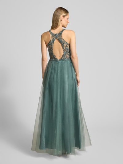 Frauenmodel trägt Regular Fit Abendkleid in semitransparentem Design von Laona mit floralem Spitzenbesatz, Ziersteinbesatz und Rückenausschnitt, zartes Mesh in Blaugrün, blickdichter Unterrock, Ganzkörperansicht Rückansicht.