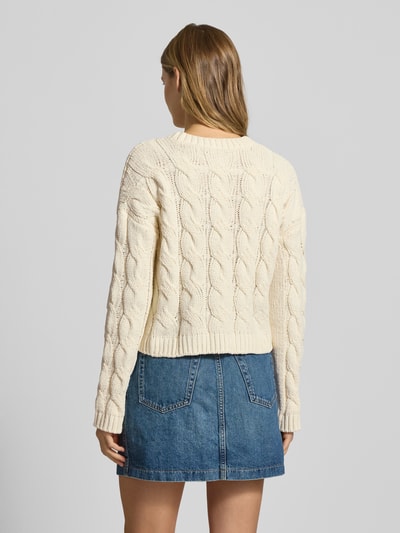 Vrouwenmodel draagt Regular Fit gebreide pullover met kabelpatroon Model 'ELLY' van Only, look: effen, lengte: kort, structuur, geribde zoom, ganzkörperansicht rückansicht.