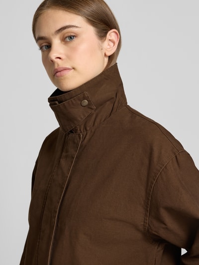 Frauenmodel trägt Regular Fit Jacke aus reiner Baumwolle Modell 'Zaga' von JJXX in Braun, Umlegekragen in Cord-Optik, Nahaufnahme Oberkörper.